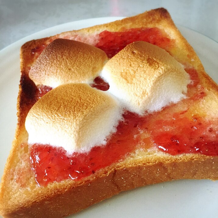 食パンイチゴジャムとマシュマロコラボ